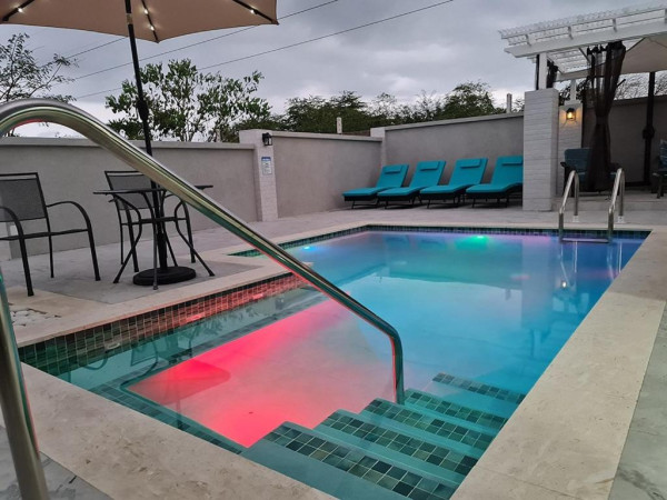 Cozy Stay with Private Jacuzzi Pool Old Harbour 592