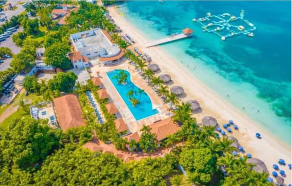 Seaside Villa Retreat -7BR, Private Spa and VIP Beach Club